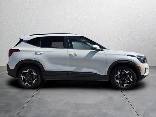 Snow White Pearl 2025 Kia Seltos EX