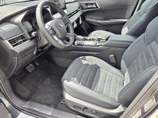 Graphite Gray 2026 Mitsubishi Outlander LE