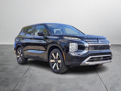 Black 2026 Mitsubishi Outlander SE