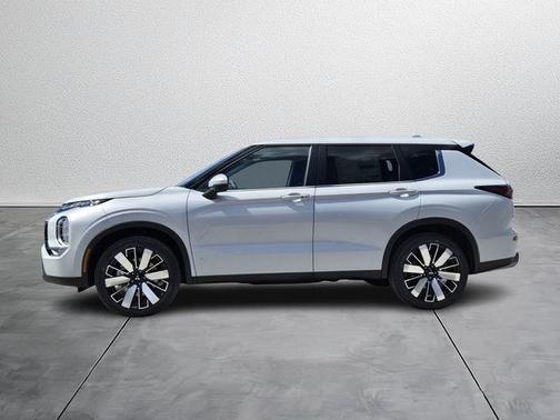 Diamond White 2026 Mitsubishi Outlander SE