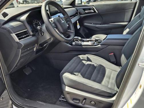 Diamond White 2026 Mitsubishi Outlander SE