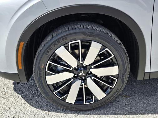 Diamond White 2026 Mitsubishi Outlander SE