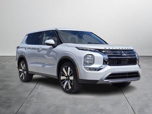 Diamond White 2026 Mitsubishi Outlander SE