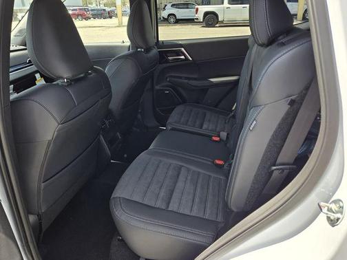 Diamond White 2026 Mitsubishi Outlander SE