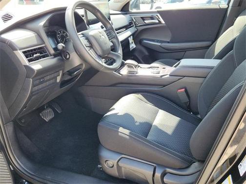 2025 Mitsubishi Outlander ES