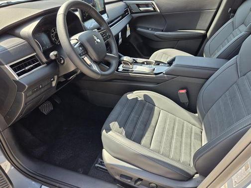 Moonstone 2026 Mitsubishi Outlander SE