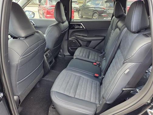 Black 2026 Mitsubishi Outlander SE