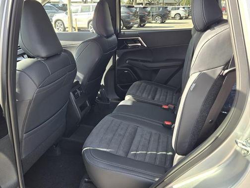 Silver Alloy 2026 Mitsubishi Outlander SE