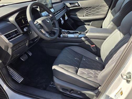 Diamond White 2026 Mitsubishi Outlander Black Edition