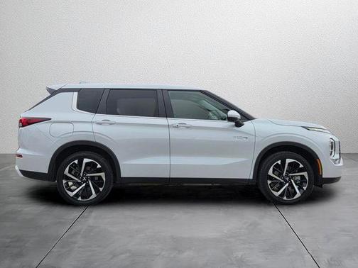 White 2025 Mitsubishi Outlander PHEV SE