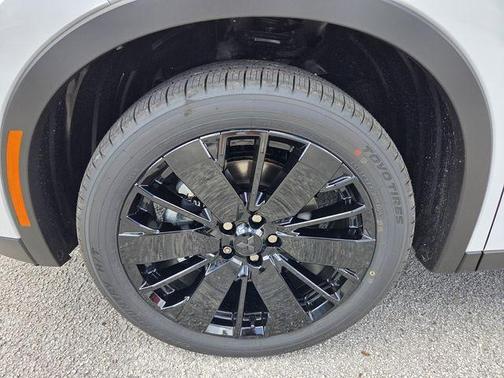Diamond White 2026 Mitsubishi Outlander LE