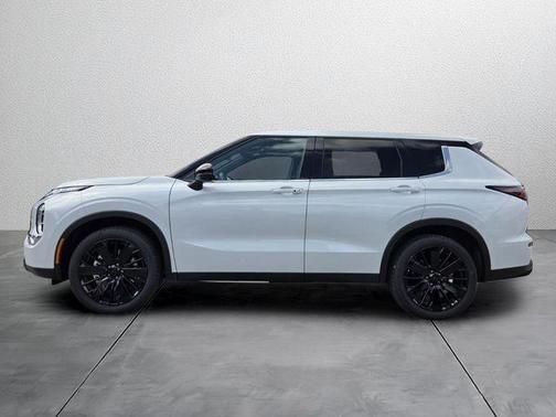 Diamond White 2026 Mitsubishi Outlander LE