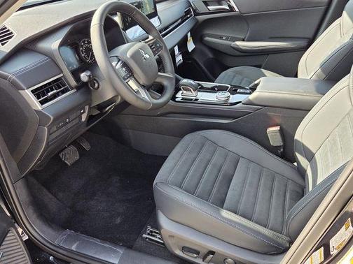 Black 2026 Mitsubishi Outlander SE