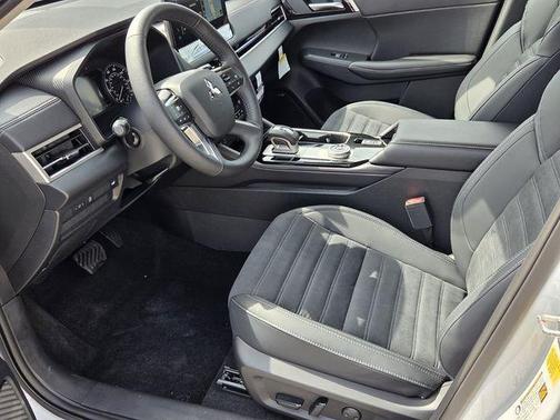 Diamond White 2026 Mitsubishi Outlander Trail Edition