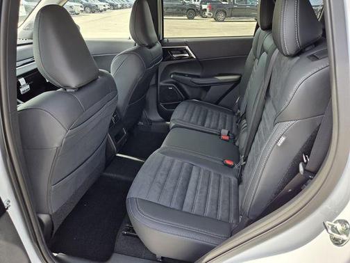 Diamond White 2026 Mitsubishi Outlander Trail Edition