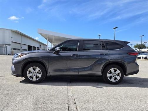 2023 Toyota Highlander LE
