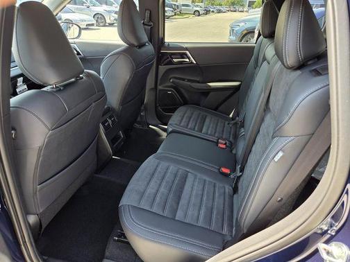 Cosmic Blue Metallic 2026 Mitsubishi Outlander SE