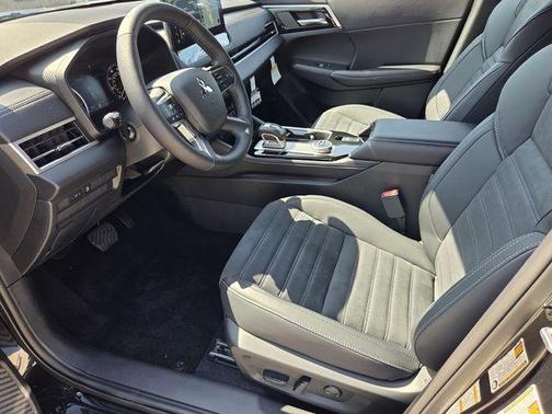Black Diamond 2026 Mitsubishi Outlander LE