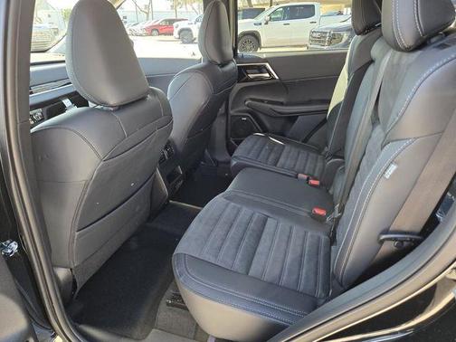 Black Diamond 2026 Mitsubishi Outlander SE