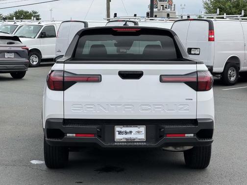 White 2025 Hyundai SANTA CRUZ SE
