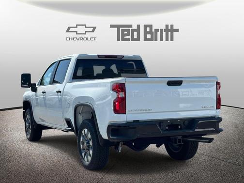 Summit White 2026 Chevrolet Silverado 2500 Custom
