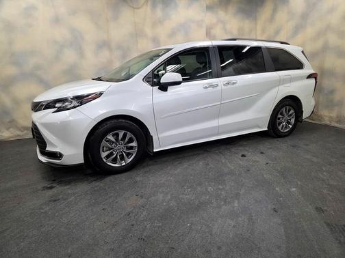 2022 Toyota Sienna XLE