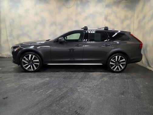 2021 Volvo V90 Cross Country T6