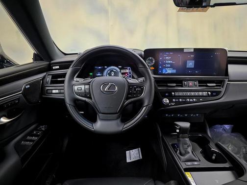 2025 Lexus ES 300h Ultra Luxury