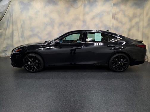 2025 Lexus ES 300h F SPORT Design