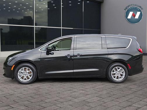 Brilliant Black Crystal Pearlcoat 2022 Chrysler Voyager LX