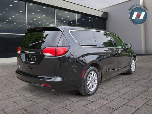 Brilliant Black Crystal Pearlcoat 2022 Chrysler Voyager LX