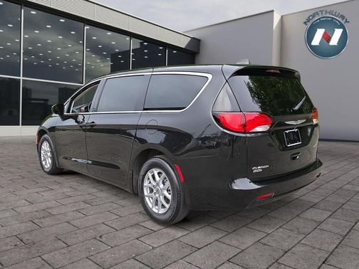 Brilliant Black Crystal Pearlcoat 2022 Chrysler Voyager LX