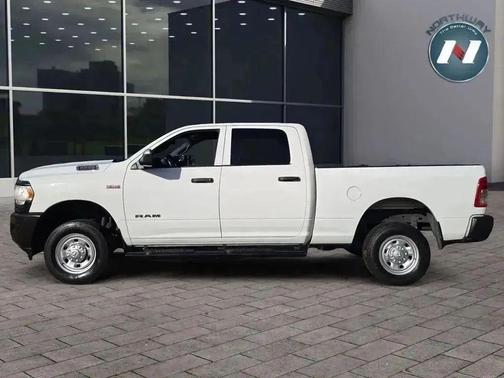 2022 RAM 2500 Tradesman Crew Cab 4x4 6'4' Box