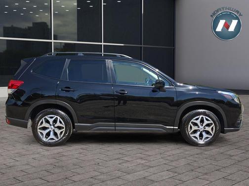 Crystal Black Silica 2024 Subaru Forester Premium