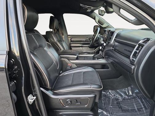 Diamond Black Crystal Pearlcoat 2023 RAM 1500 Limited