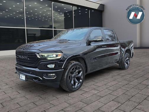 Diamond Black Crystal Pearlcoat 2023 RAM 1500 Limited