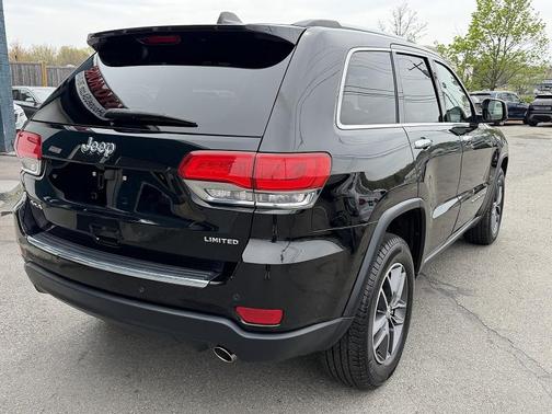 Diamond Black Crystal Pearlcoat 2017 Jeep Grand Cherokee Limited