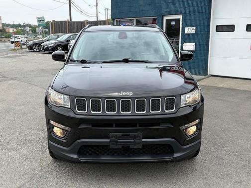 Diamond Black Crystal Pearlcoat 2018 Jeep Compass Latitude