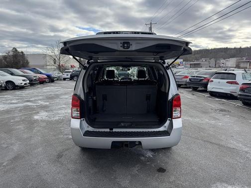 2011 Nissan Pathfinder LE