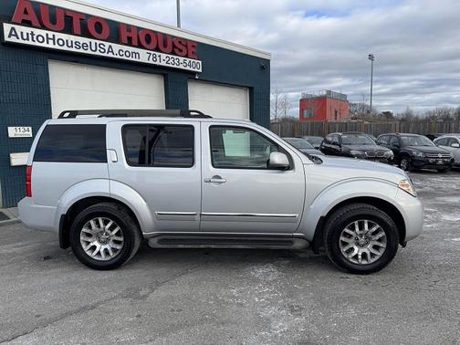 2011 Nissan Pathfinder LE