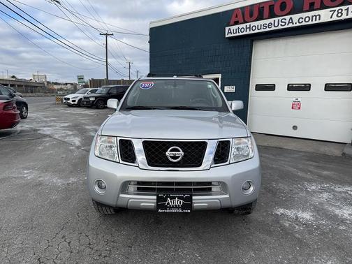 2011 Nissan Pathfinder LE