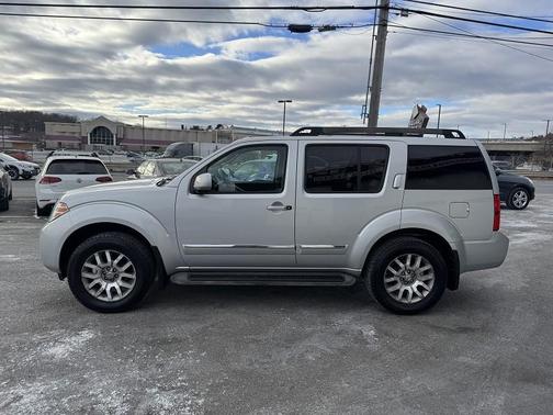 2011 Nissan Pathfinder LE