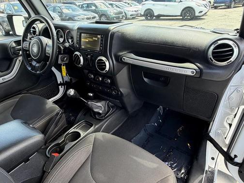 Bright White Clearcoat 2016 Jeep Wrangler Sahara