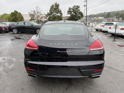 2016 Porsche Panamera 4 Edition