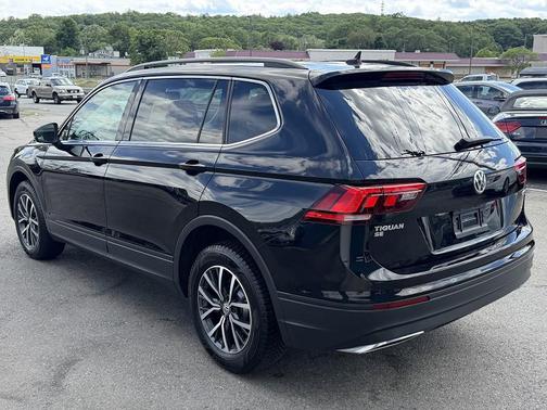Deep Black Pearl 2019 Volkswagen Tiguan 2.0T SE 4MOTION