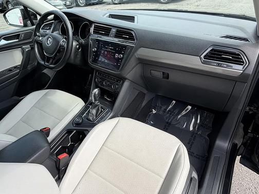Deep Black Pearl 2019 Volkswagen Tiguan 2.0T SE 4MOTION