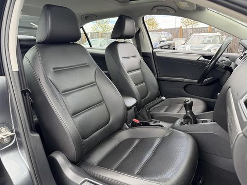 Platinum Gray Metallic 2017 Volkswagen Jetta 1.4T SE