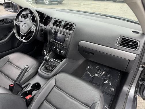 Platinum Gray Metallic 2017 Volkswagen Jetta 1.4T SE