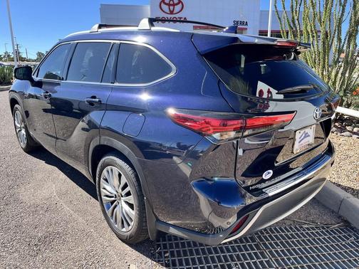 2023 Toyota Highlander Hybrid Platinum