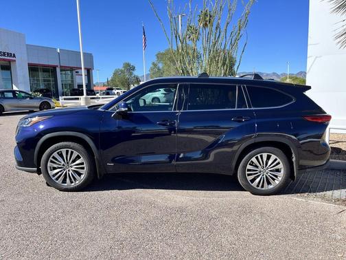 2023 Toyota Highlander Hybrid Platinum